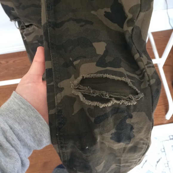 Fashion nova camo joggers - Picture 2 of 3